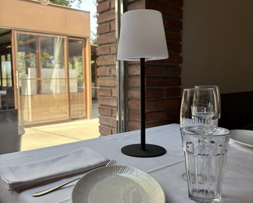 mesa junto a ventana